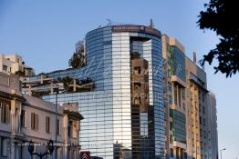 Image du Maroc Professionnelle de  Située sur l'avenue des Forces Armées Royales, une partie d'un superbe immeuble qui mérite de faire partie de ceux qui sont classés comme patrimoine architectural. en arrière plan "La Bourse de Casablanca"  Société Anonyme à Conseil d’Administration. Placée sous la tutelle du Ministère de l'Economie et des Finances. Dimanche 22 Février 2009. (Photo / Abdeljalil Bounhar) 